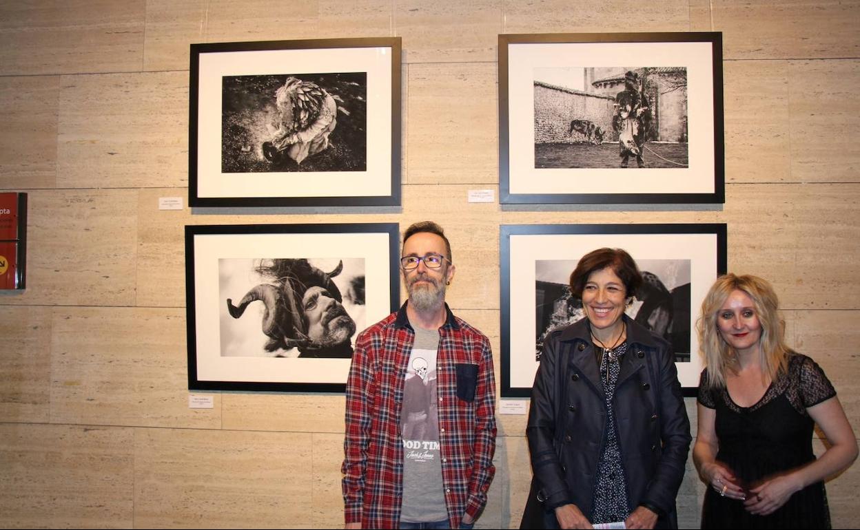 La edil de Cultura, Concepción de Vega, junto a los autores, en la inauguraciuón de la exposición.