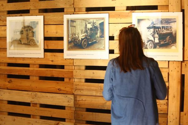 Fotos: Exposición fotográfica en el Museo de la Energía sobre el transporte y la automoción en El Bierzo y Laciana
