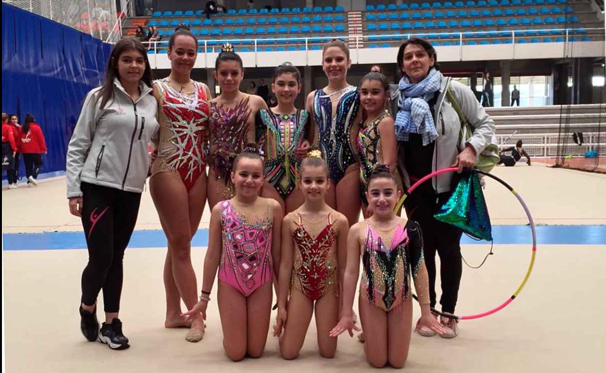 Rosa Guibelalde e Ainhoa Ares junto a sus gimnastas.