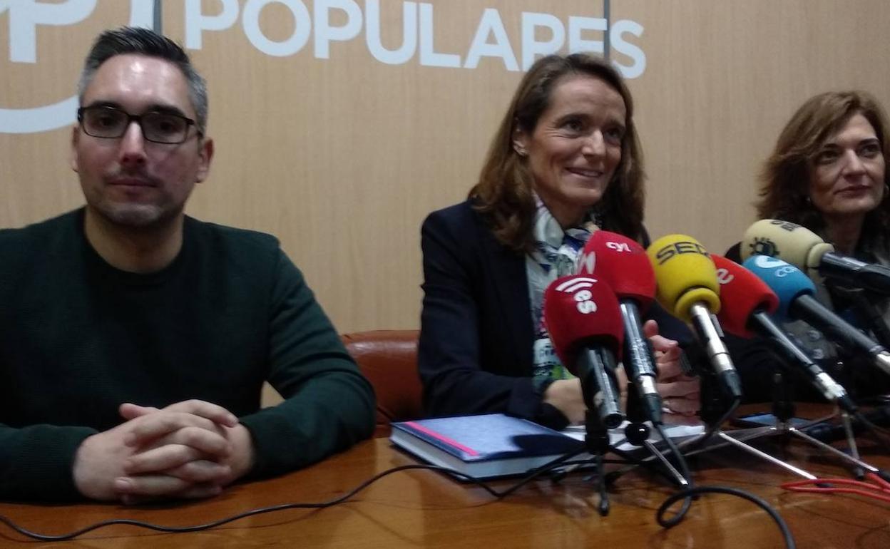 Los concejales del PP de Bembibre, durante una rueda de prensa.