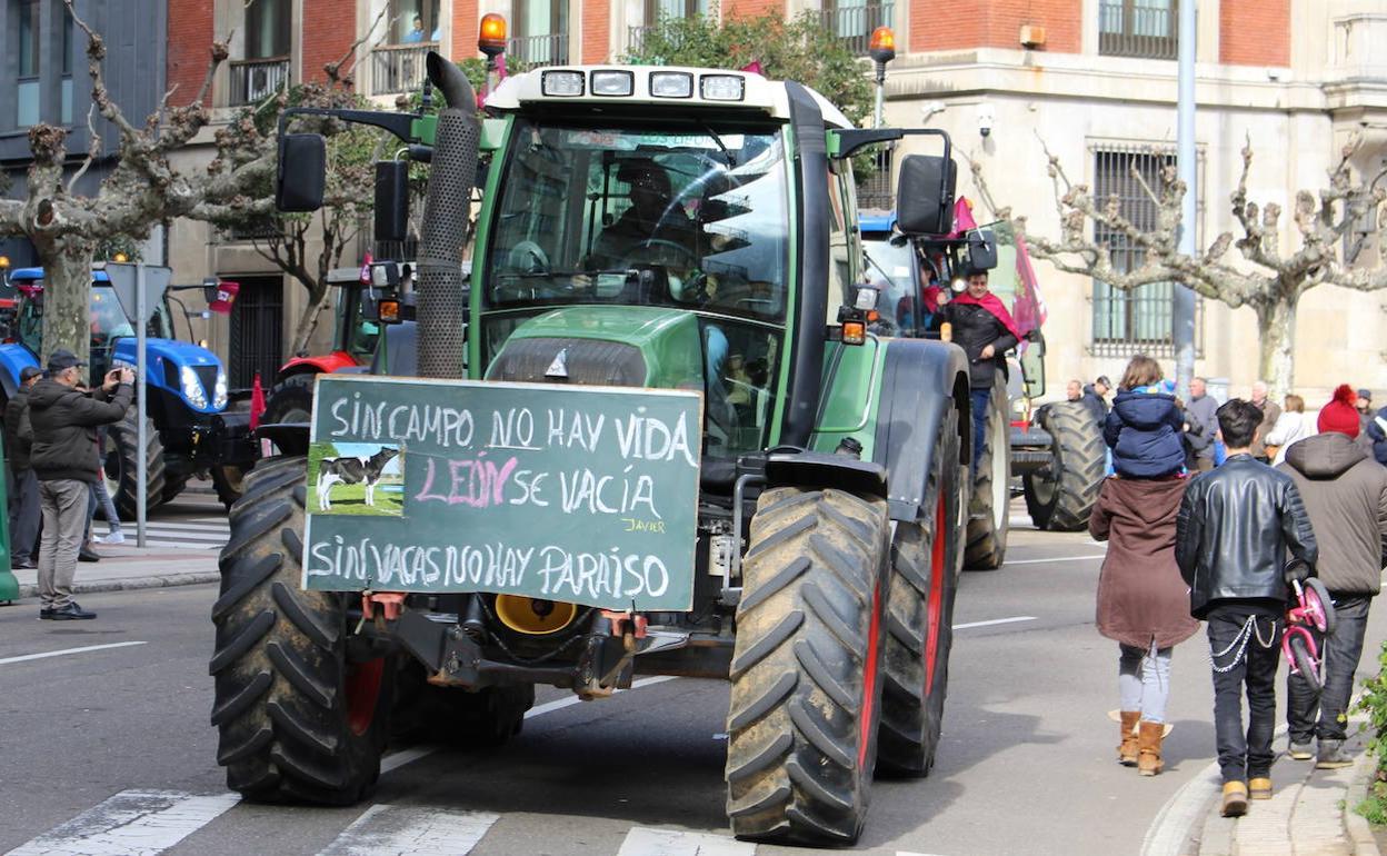 Imagen de un tractor durante la manifestación del 16-F en León.