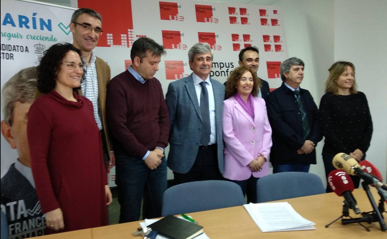 El candidato a rector de la ULE, Juan Francisco Marín (4I), junto a su equipo en la presentación de su programa en el Campus de Ponferrada.