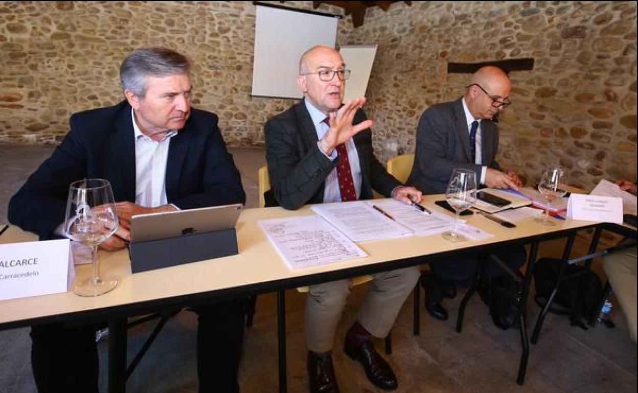 El consejero de Agricultura, Ganadería y Desarrollo Rural, Jesús Julio Carnero, durante su reunión y visita a las instalaciones de los diferentes figuras de calidad del Bierzo en Carracedelo.