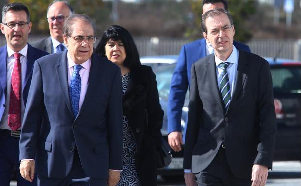 El consejero de Empleo e Industria, Germán Barrios (D), junto al director general de Tvitec, Javier Prado (I), durante la visita las instalaciones de la empresa en Cubillos del Sil.