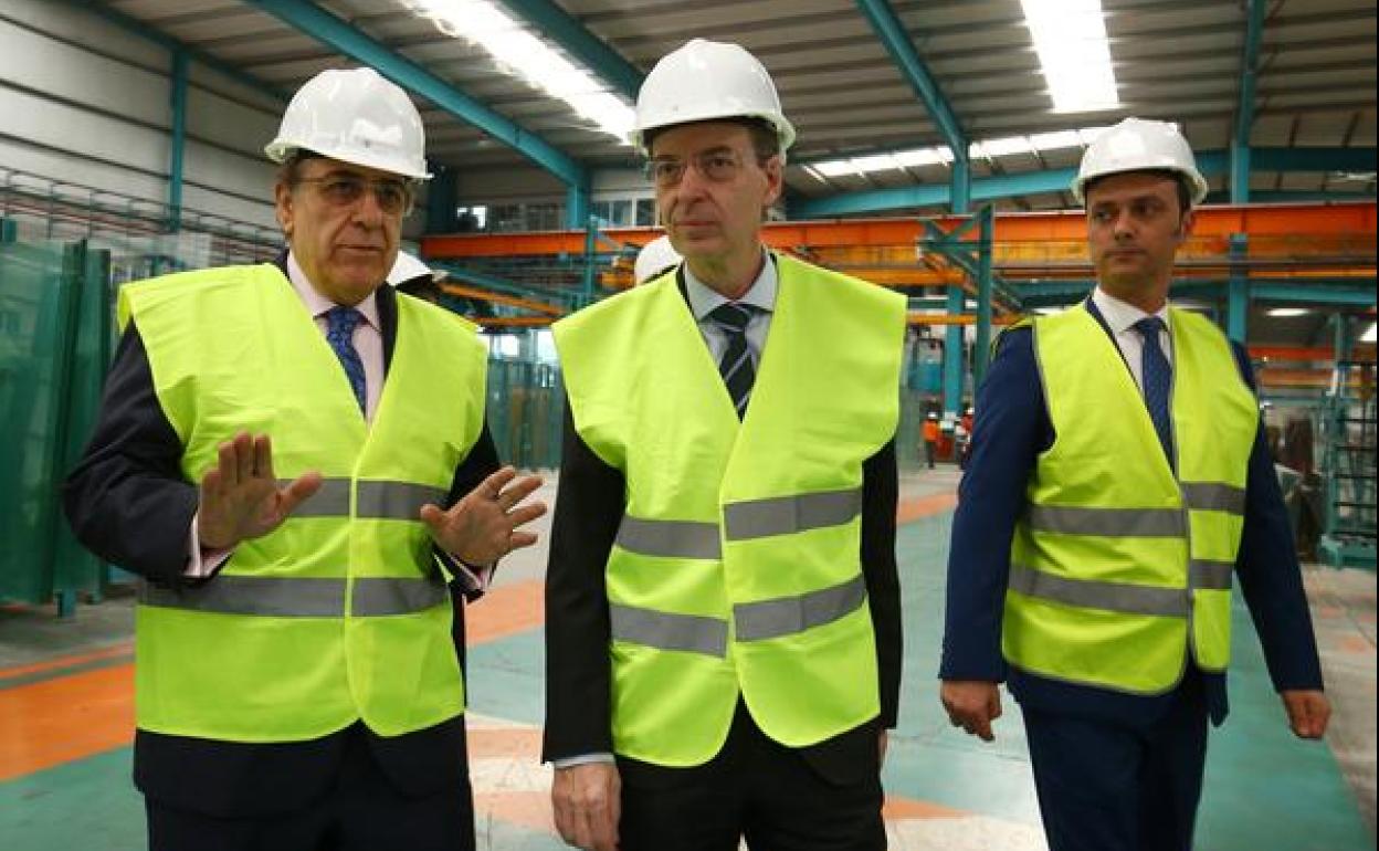 El consejero de Empleo e Industria, Germán Barrios (D), junto al director general de Tvitec, Javier Prado (I), durante la visita las instalaciones de la empresa en Cubillos del Sil.