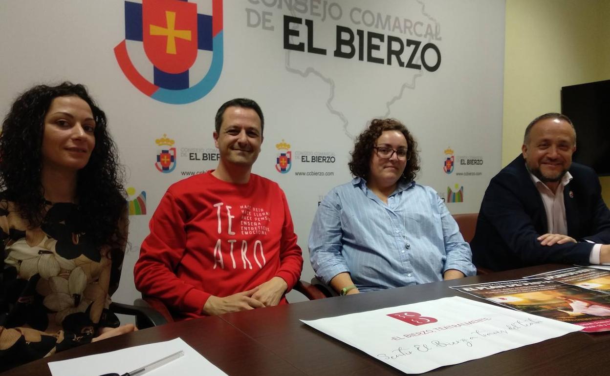 El presidente del Consejo del Bierzo, Gerardo Álvarez Courel (D), y la consejera de Turismo, Alicia García (I), junto a los representantes de Dinamia Teatro, en la presentación. 