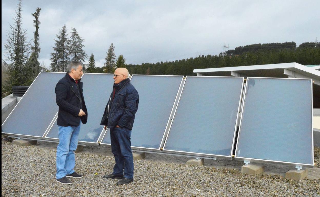 El director general y el vicepresidente de Asprona Bierzo, Valentín Barrio (I) y José Luis Potes, junto a la instalación.