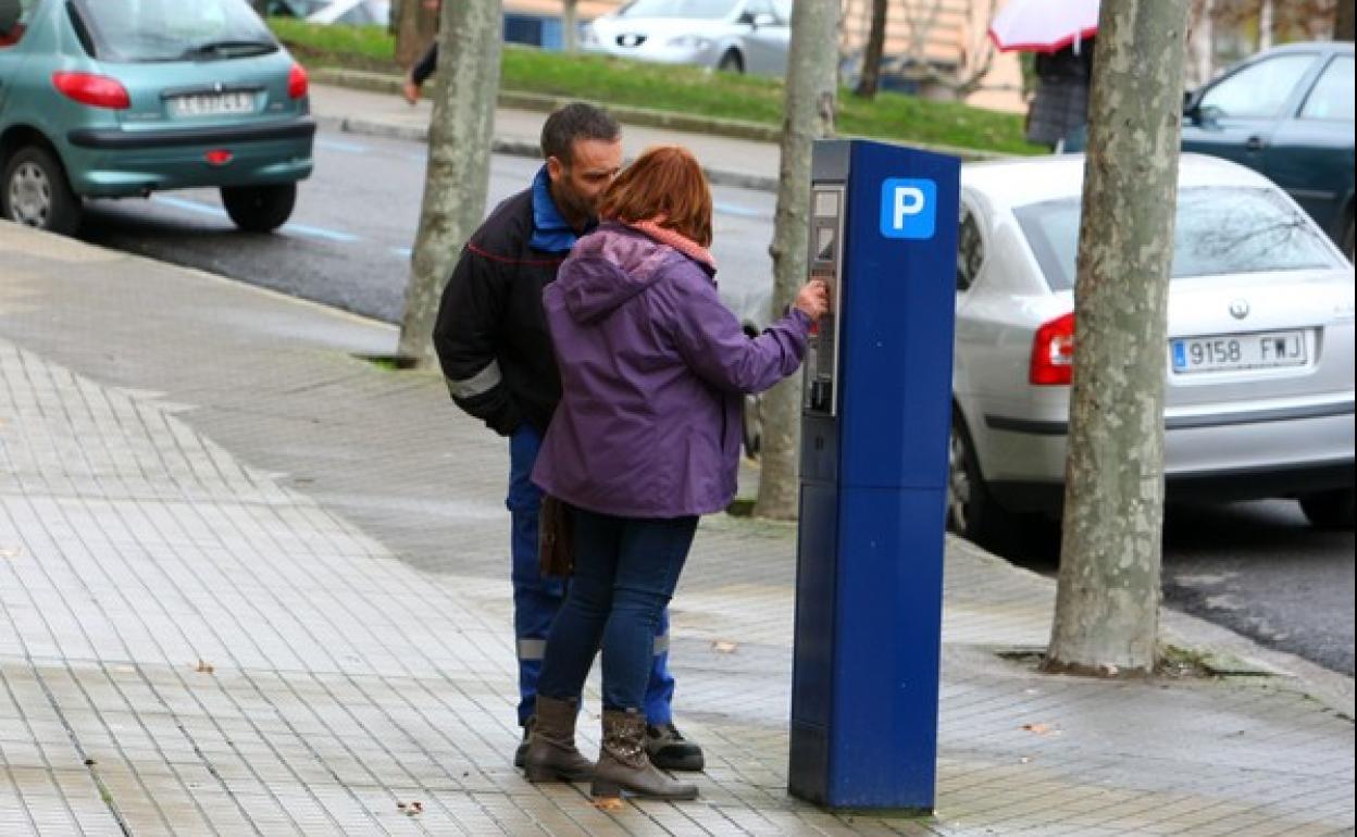 Usuarios de la zona azul de Ponferrada.