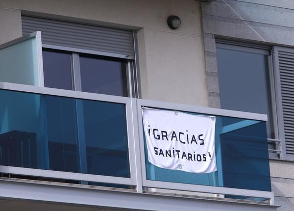 Fotos: Campaña Arco Iris de esperanza entre los niños ante el COVID-19 en los balcones de Ponferrada