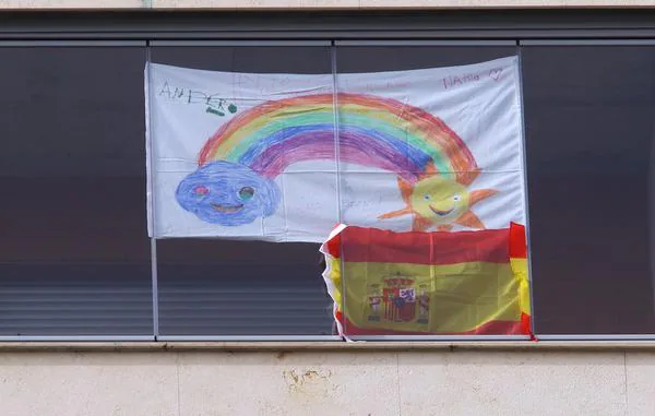 Fotos: Campaña Arco Iris de esperanza entre los niños ante el COVID-19 en los balcones de Ponferrada