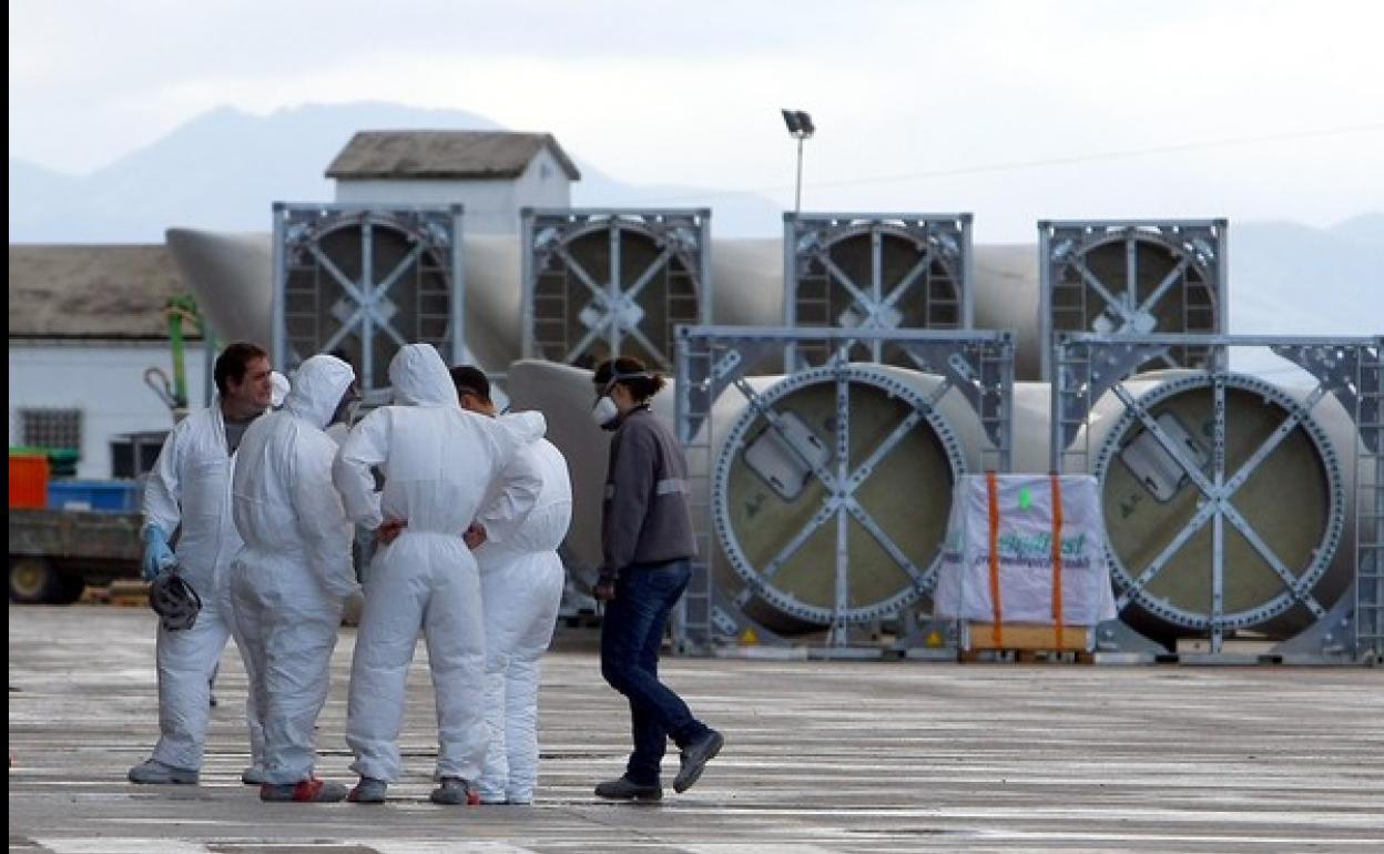 Imagen de archivo de trabajadores en la planta de LM.
