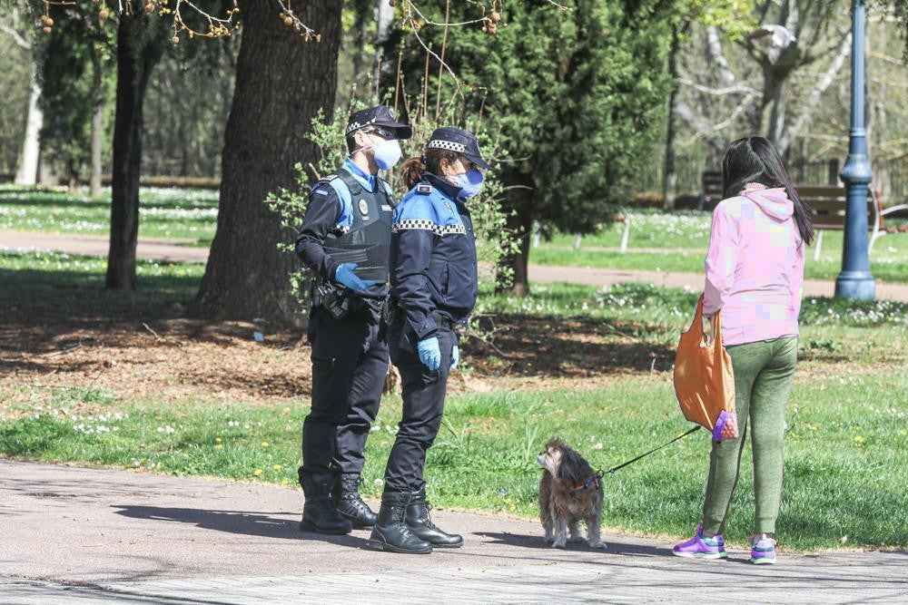 Fotos: La Policía Local de Ponferrada advierte a los ciudadanos de la restricción del tránsito por las calles por el coronavirus