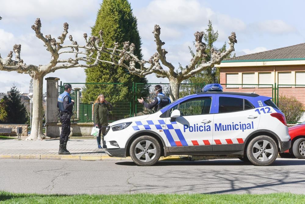 Fotos: La Policía Local de Ponferrada advierte a los ciudadanos de la restricción del tránsito por las calles por el coronavirus