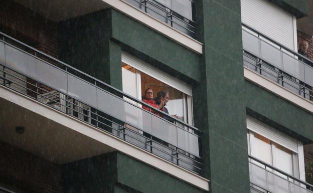 Galería. Un día más, León ha salido al balcón para el 'aplauso sanitario'.
