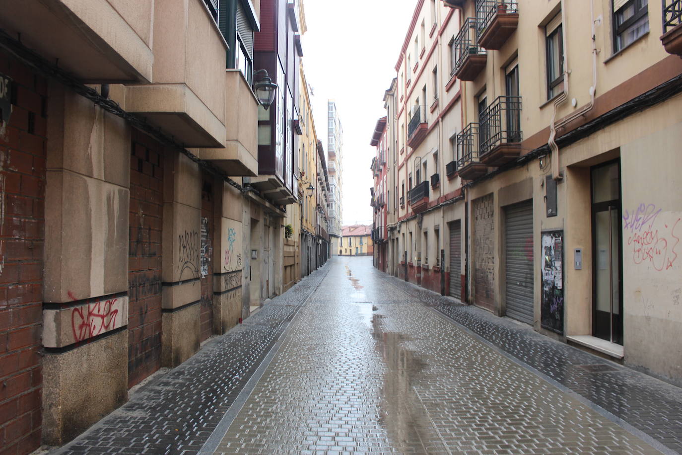 Fotos: León, en aislamiento y con lluvia