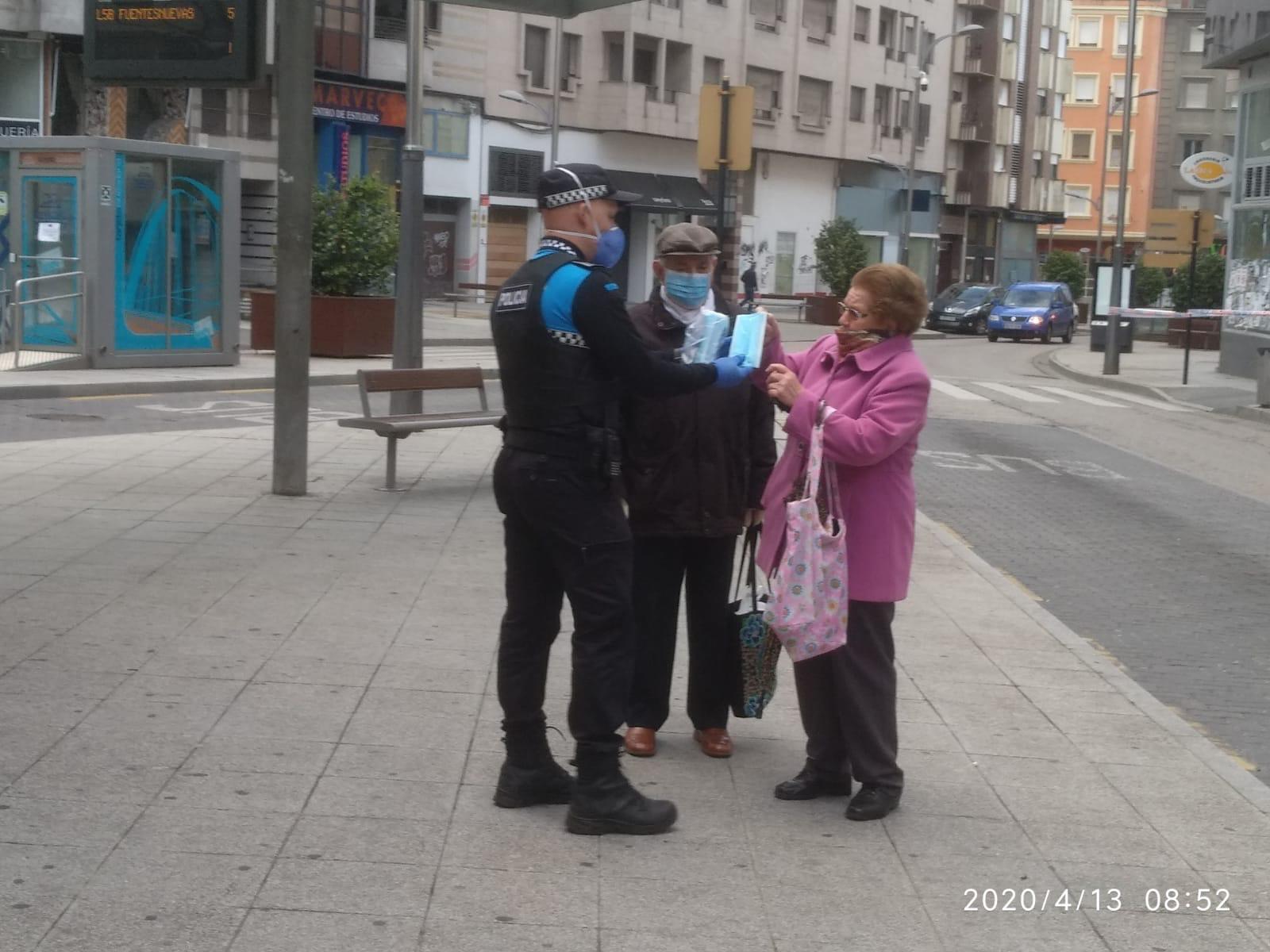 Fotos: La Policía Municipal reparte mascarillas en Ponferrada