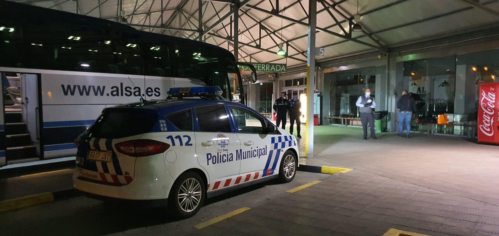 Fotos: La Policía Municipal reparte mascarillas en Ponferrada