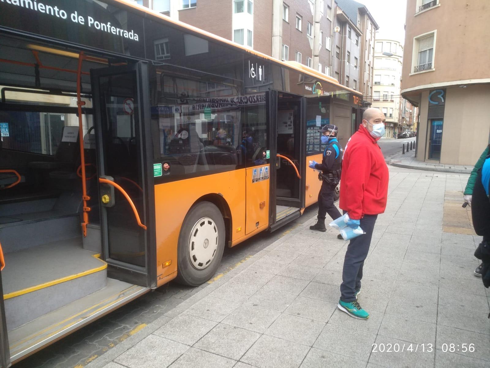 Fotos: La Policía Municipal reparte mascarillas en Ponferrada