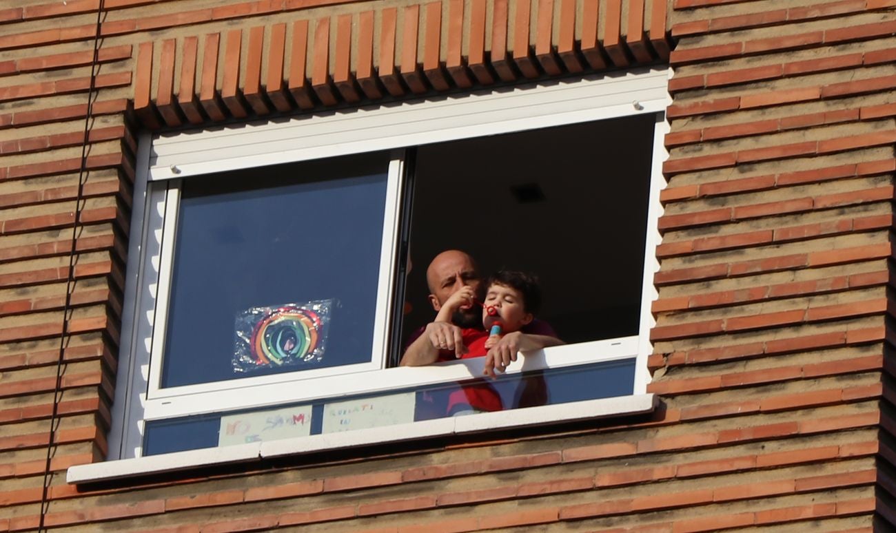 León resiste en el confinamiento y muestra su orgullo por el personal sanitario en la lucha contra el coronavirus COVID-19. En la jornada 37 los aplausos han vuelto a resonar en los balcones y en las ventanas.