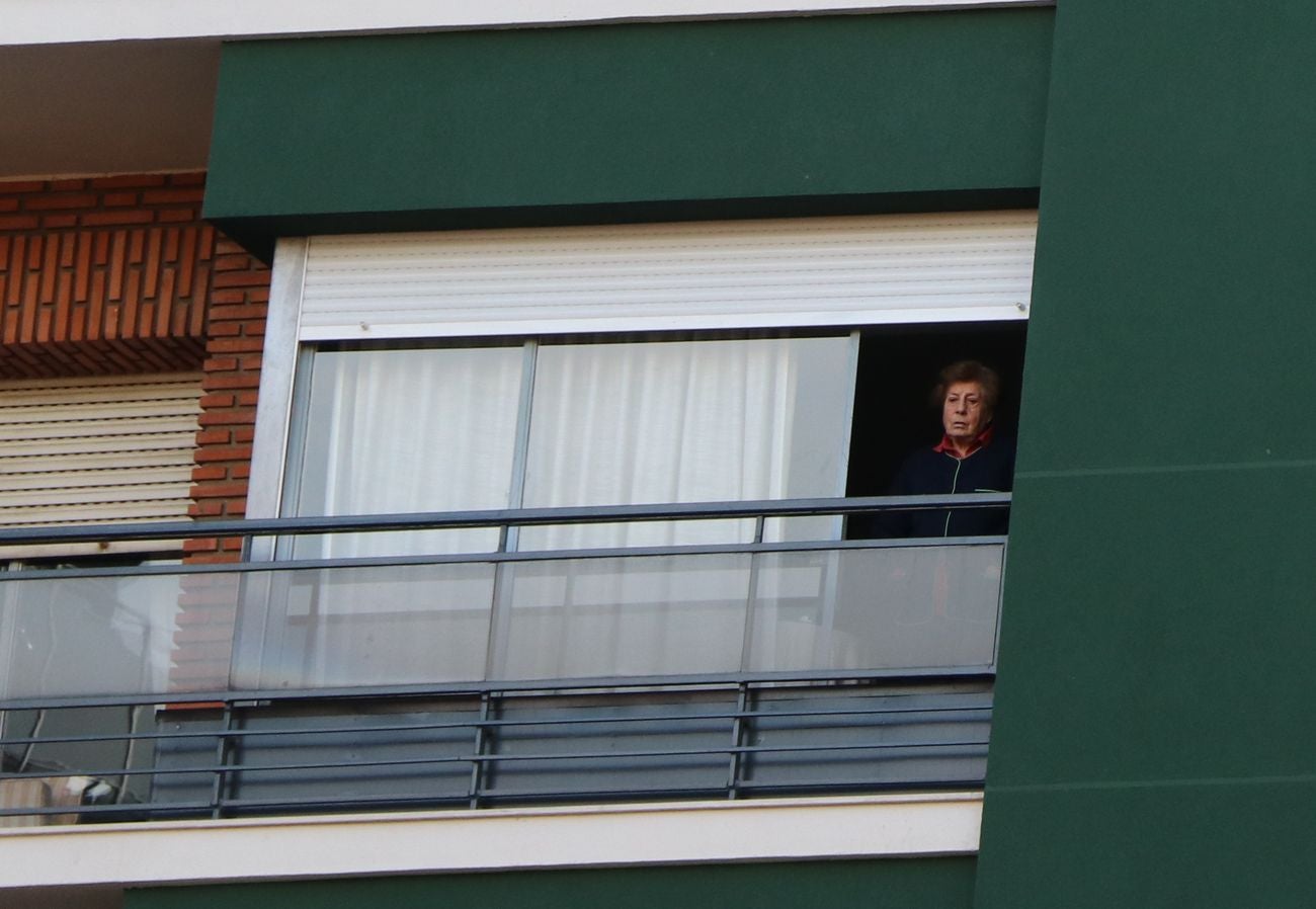 León resiste en el confinamiento y muestra su orgullo por el personal sanitario en la lucha contra el coronavirus COVID-19. En la jornada 37 los aplausos han vuelto a resonar en los balcones y en las ventanas.