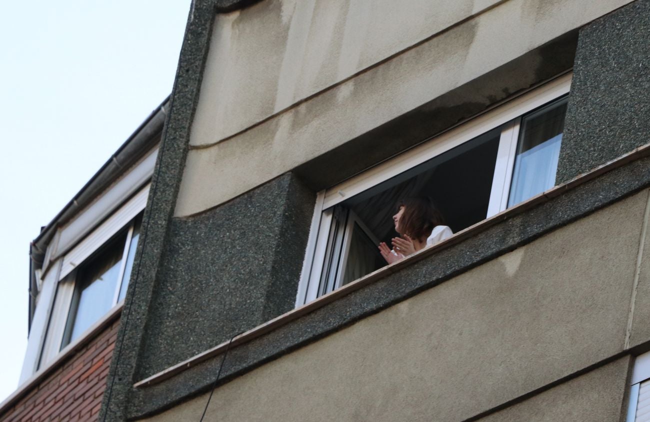 León resiste en el confinamiento y muestra su orgullo por el personal sanitario en la lucha contra el coronavirus COVID-19. En la jornada 37 los aplausos han vuelto a resonar en los balcones y en las ventanas.