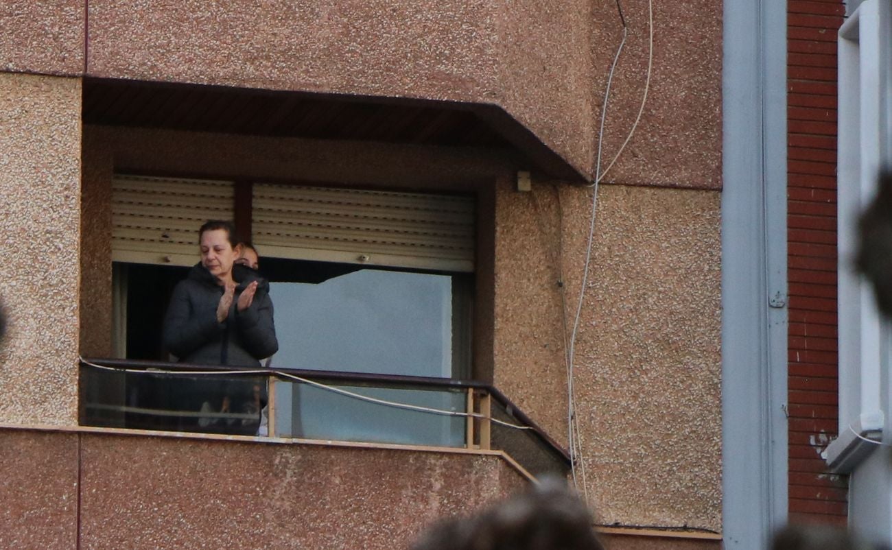 León resiste en el confinamiento y muestra su orgullo por el personal sanitario en la lucha contra el coronavirus COVID-19. En la jornada 37 los aplausos han vuelto a resonar en los balcones y en las ventanas.