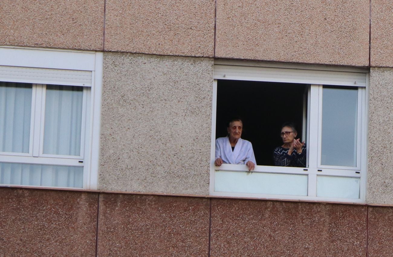 León resiste en el confinamiento y muestra su orgullo por el personal sanitario en la lucha contra el coronavirus COVID-19. En la jornada 37 los aplausos han vuelto a resonar en los balcones y en las ventanas.