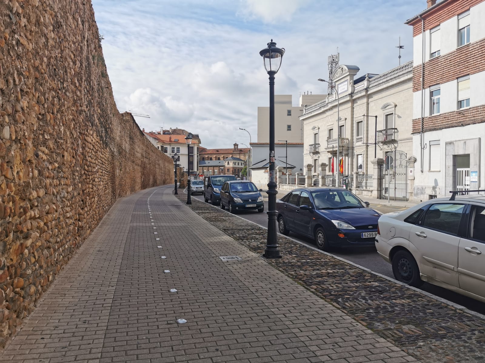 En este jueves festivo en León y en la comunidad se cumplen 40 días desde que España entrara en estado de alarma. Una cuarentena que continúa en León con la estampa que cabe esperar de un día no laborable en confinamiento.