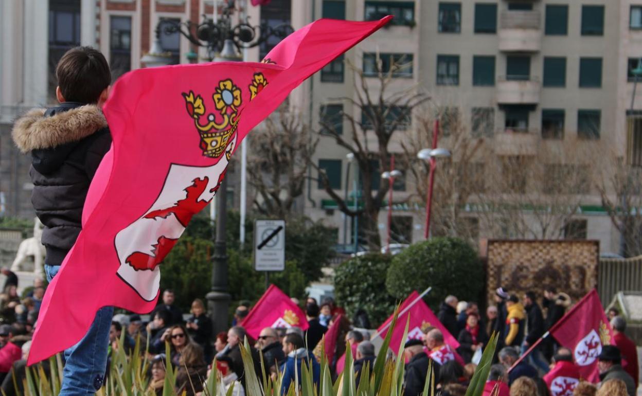Un joven ondea una bandera de León en la Plaza de Guzmán el 16-F.
