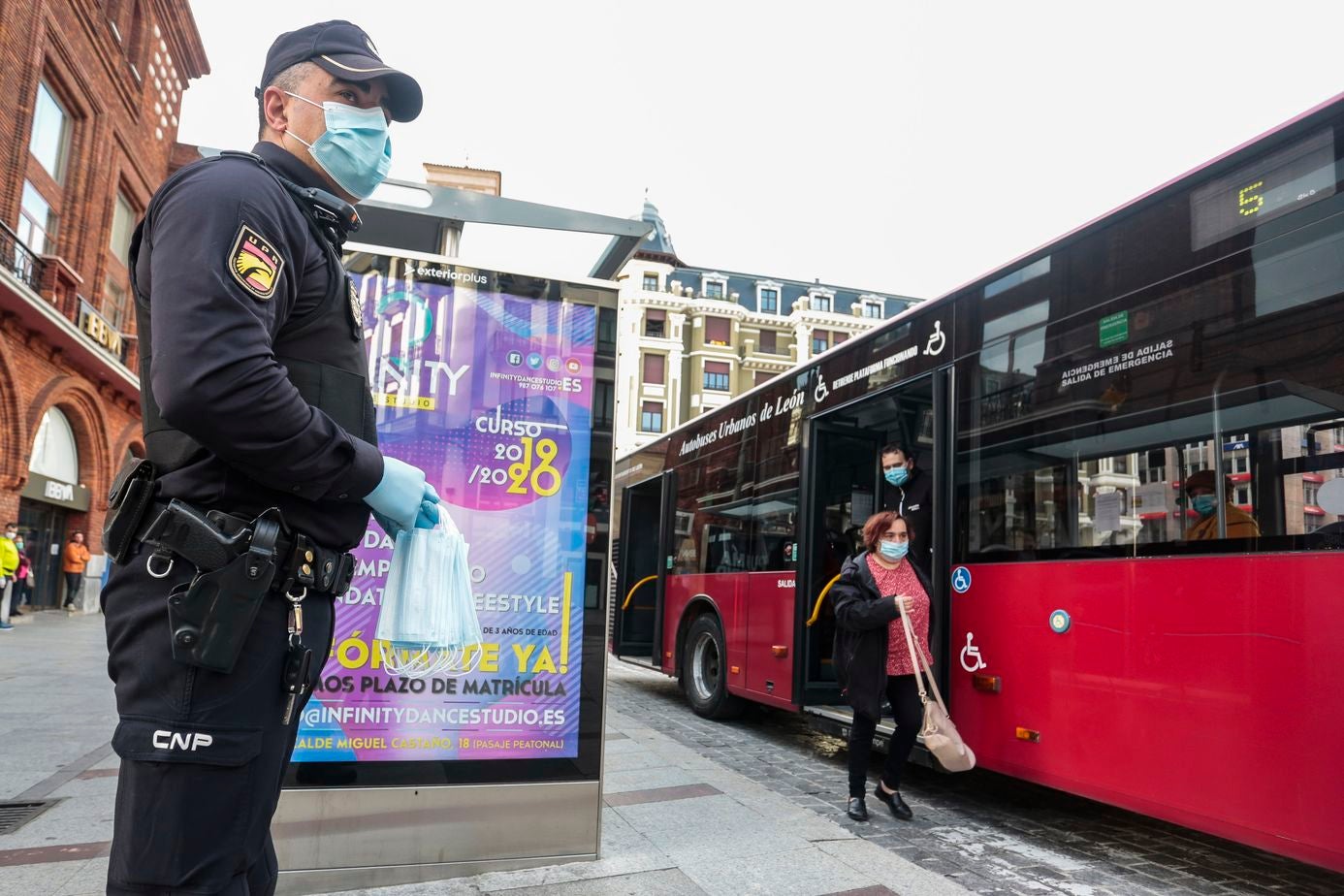 Policía Nacional y Local, además de Protección Civil, han procedido este lunes al reparto de mascarillas a usuarios de buses urbanos. La necesidad de llevar este elemento de protección es obligatoria en la actualidad en este tipo de transporte.