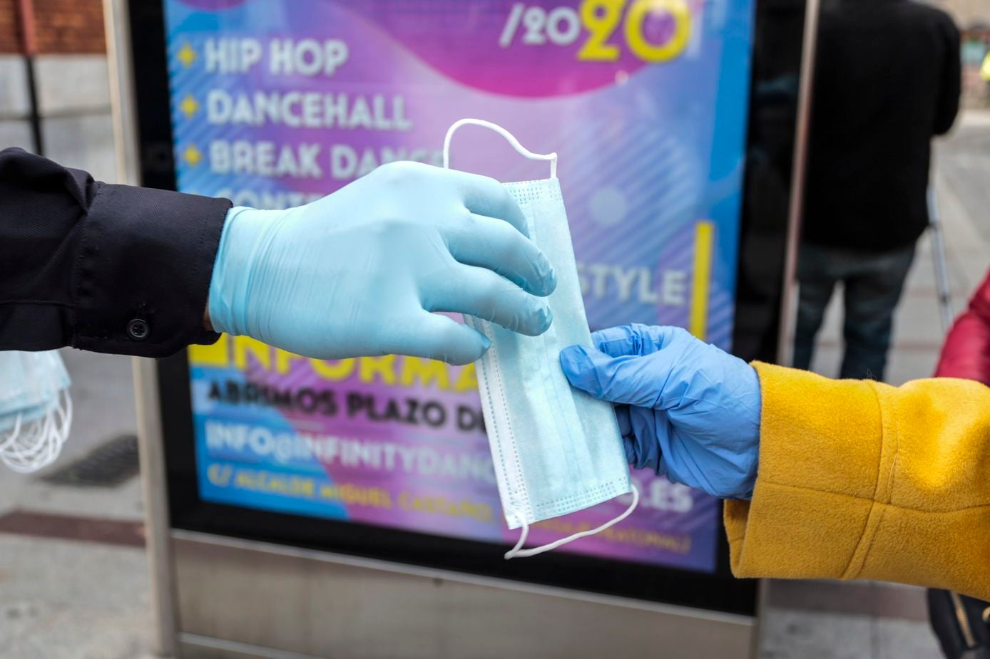 Policía Nacional y Local, además de Protección Civil, han procedido este lunes al reparto de mascarillas a usuarios de buses urbanos. La necesidad de llevar este elemento de protección es obligatoria en la actualidad en este tipo de transporte.
