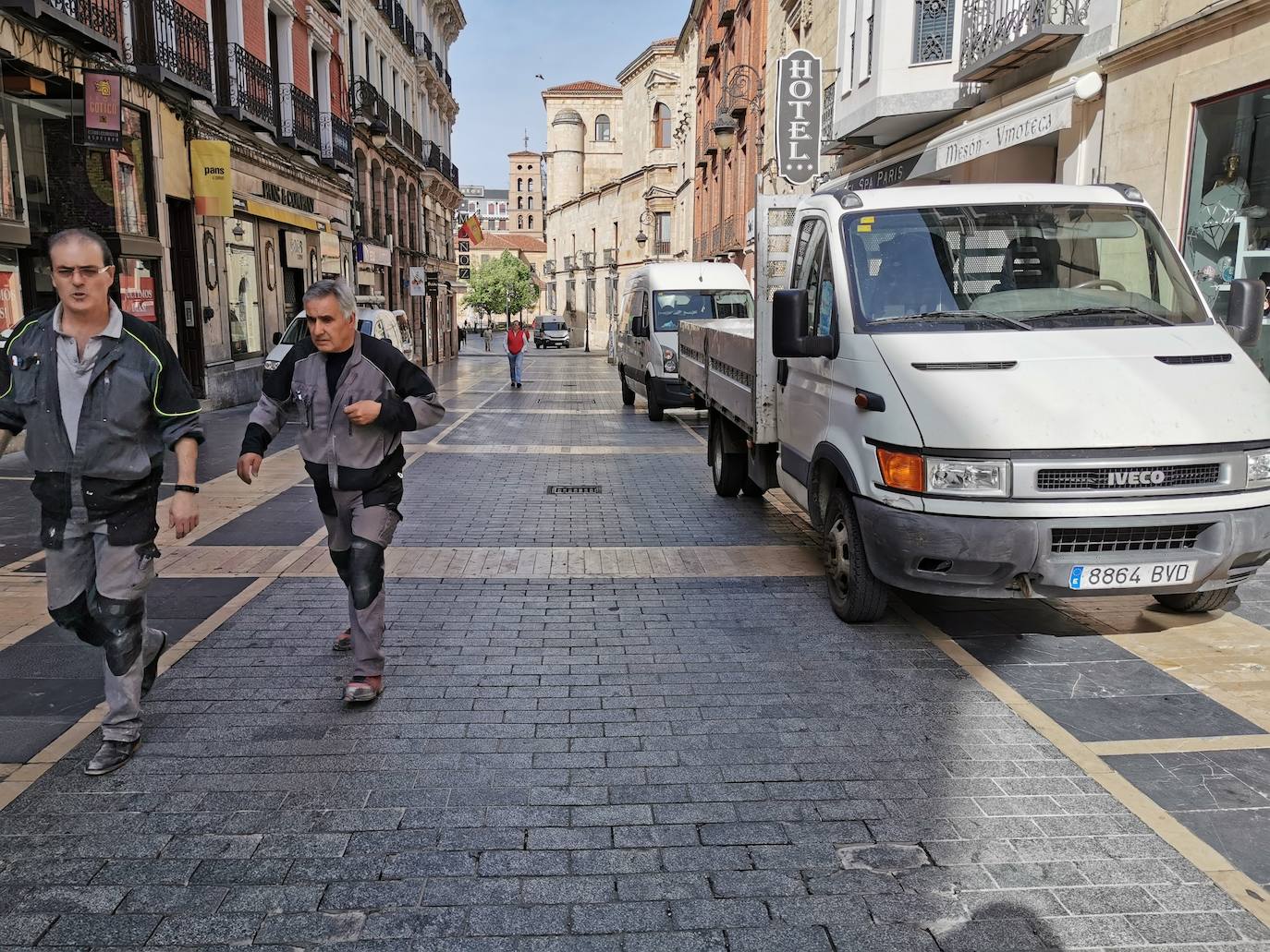 Los comercios se preparan para la apertura, aunque tendría que ser con cita previa y es probable que León no pase a la fase 1 este lunes. Aún así, de nuevo la calle ancha vuelve a sentir el cirucular de los camiones de reparto, en una estampa donde la mascarilla no está muy extendida.