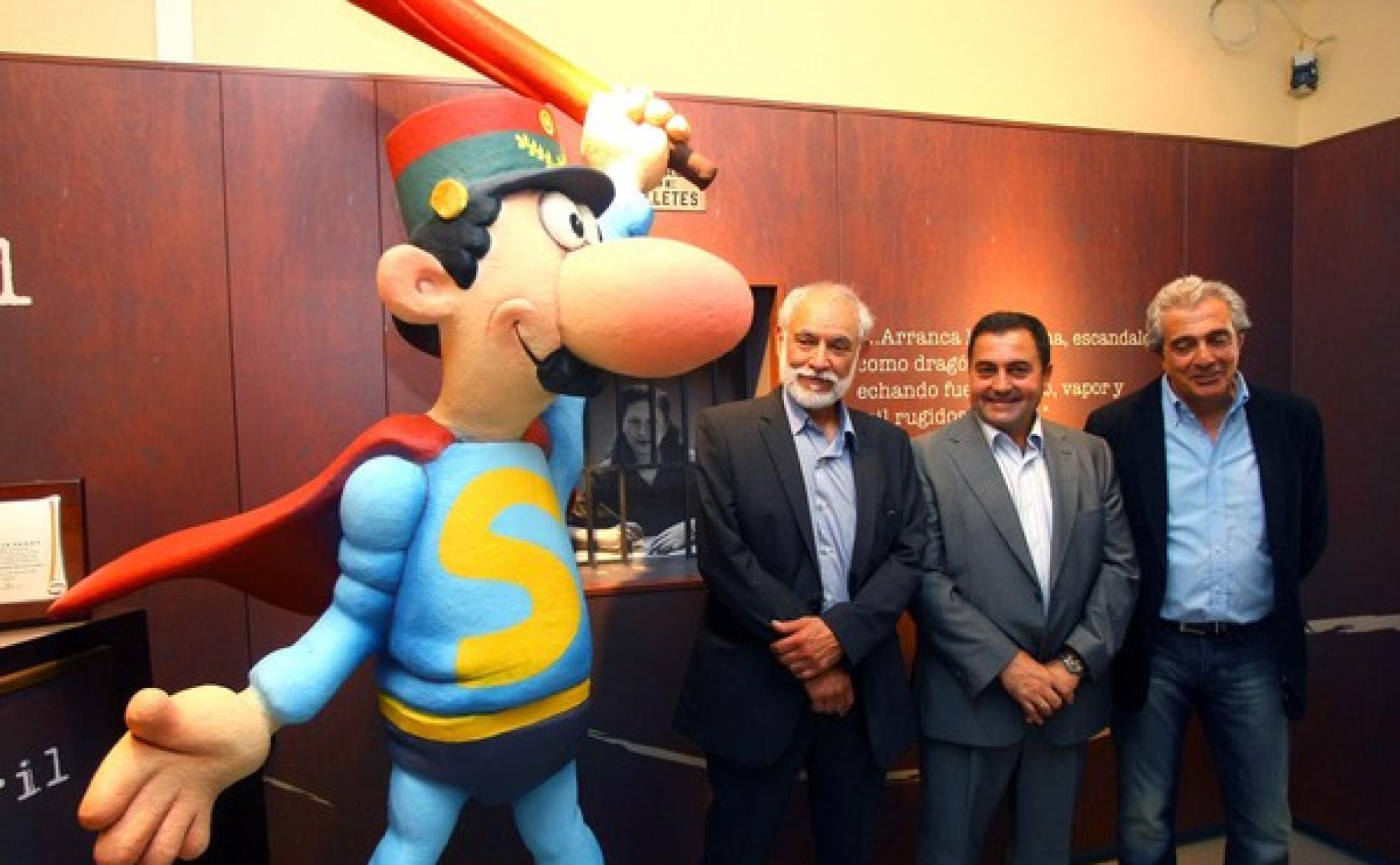 Jan (I), junto al alcalde de Toral y al entonces director de Ciuden, durante la inuaguración del Centro de Interpretación del Ferrocarril.