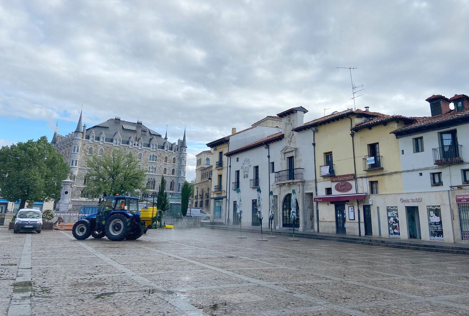 León despierta en una nueva jornada a medio camino entre el confinamiento y las medidas de aislamiento controlado. León estrena semana en 'fase 0' y parece complicado el salto a un nuevo escenario.