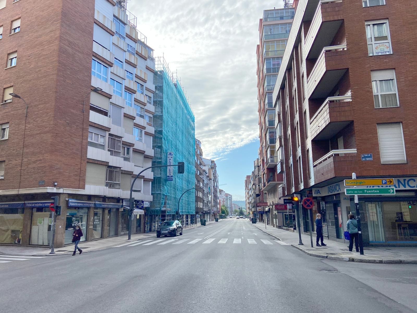 León despierta en una nueva jornada a medio camino entre el confinamiento y las medidas de aislamiento controlado. León estrena semana en 'fase 0' y parece complicado el salto a un nuevo escenario.