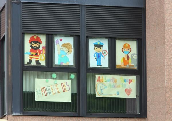 Una mujer pasea por Ponferrada durante el estado de alarma en fase 0.