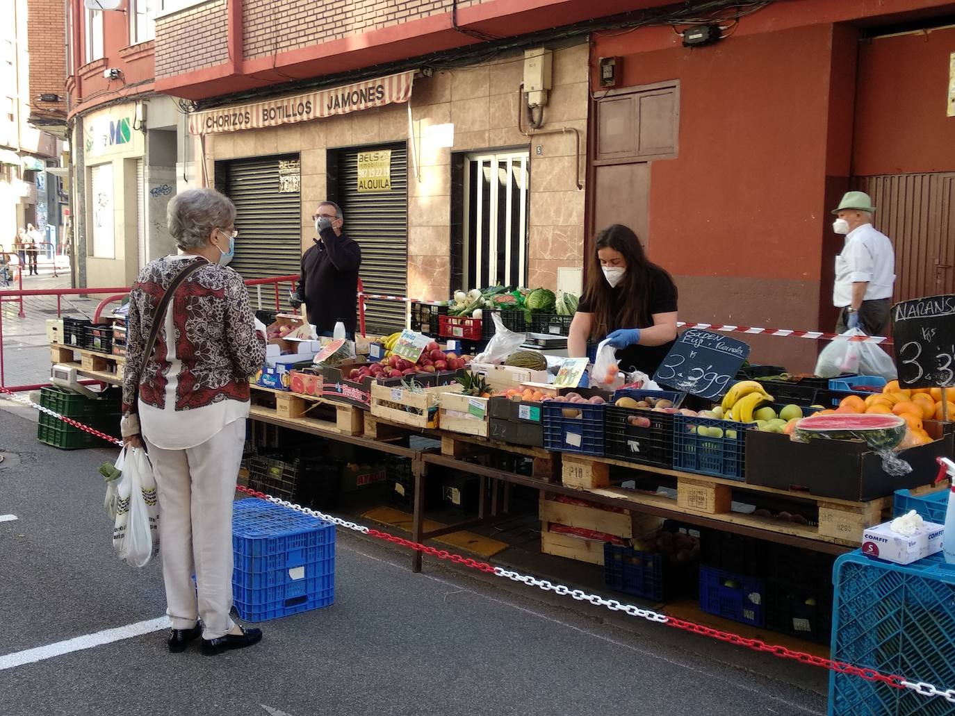 Fotos: Ponferrada recupera el mercado de los miércoles en la fase 1 del estado de alarma