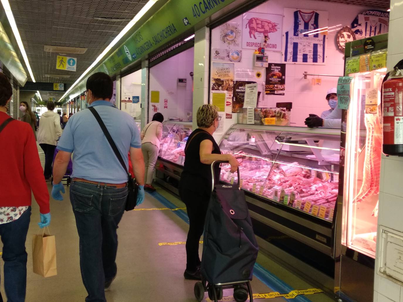 Fotos: Ponferrada recupera el mercado de los miércoles en la fase 1 del estado de alarma