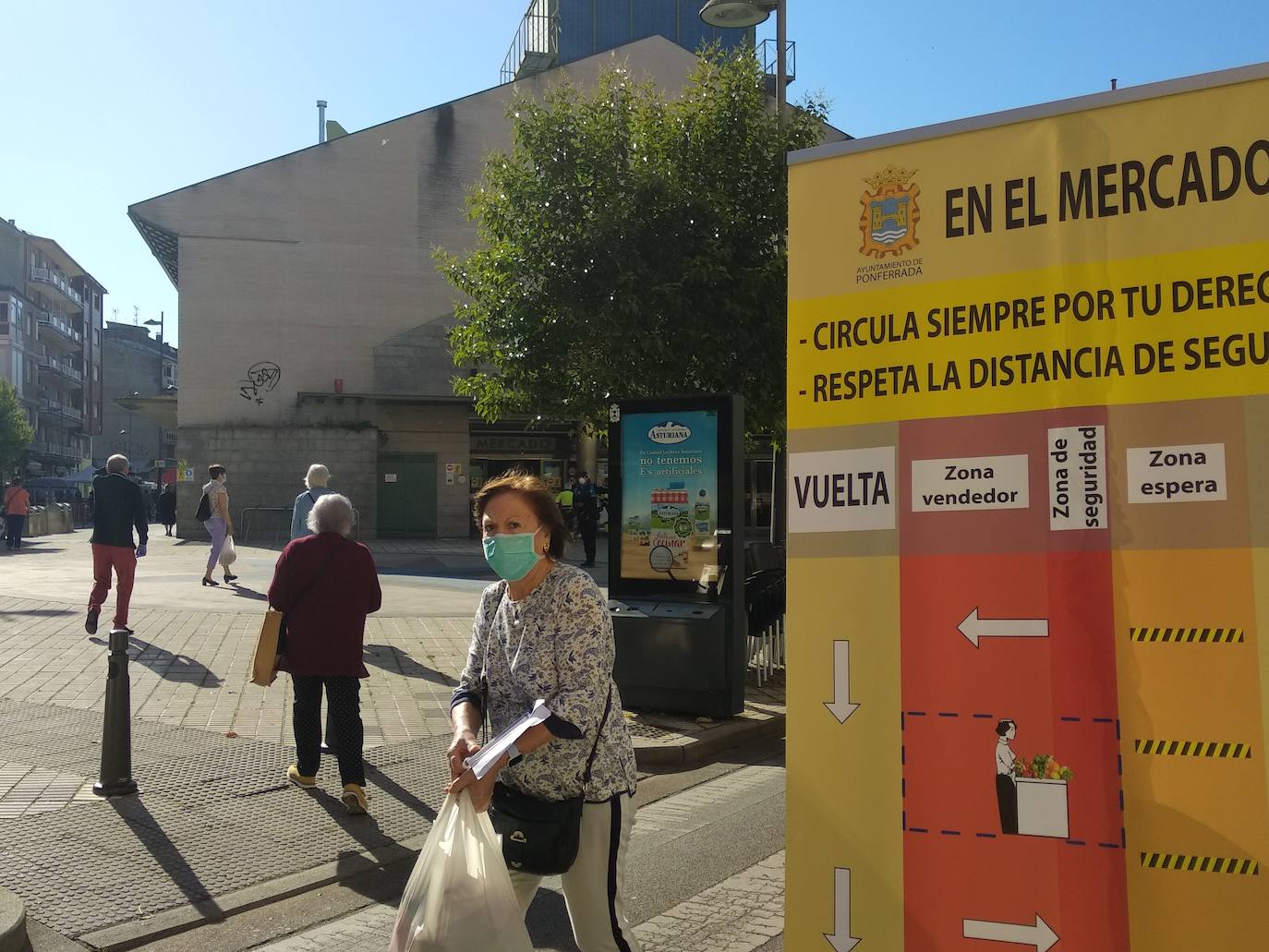 Fotos: Ponferrada recupera el mercado de los miércoles en la fase 1 del estado de alarma