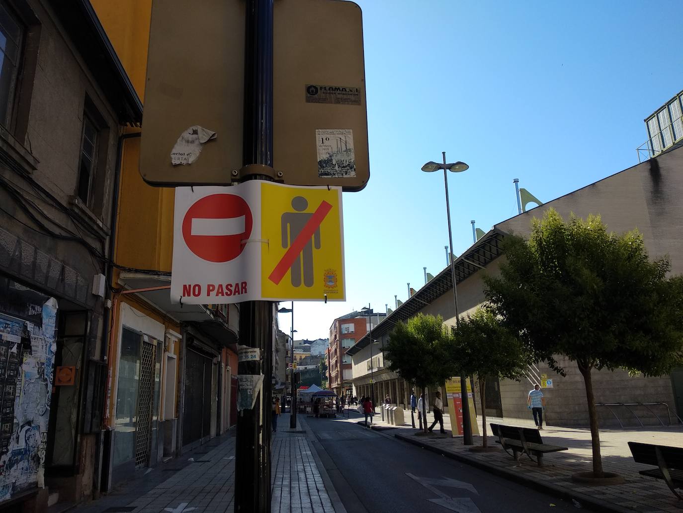 Fotos: Ponferrada recupera el mercado de los miércoles en la fase 1 del estado de alarma