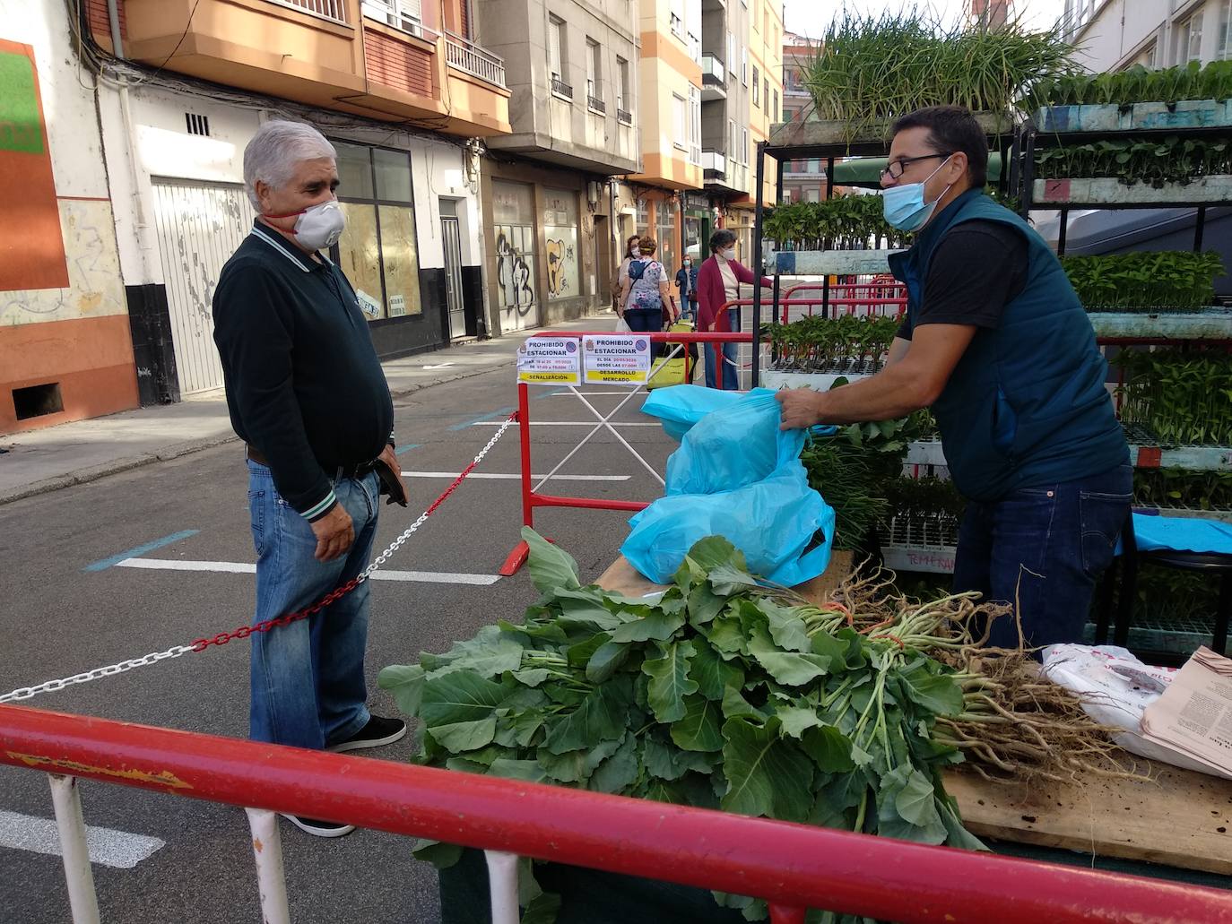 Fotos: Ponferrada recupera el mercado de los miércoles en la fase 1 del estado de alarma
