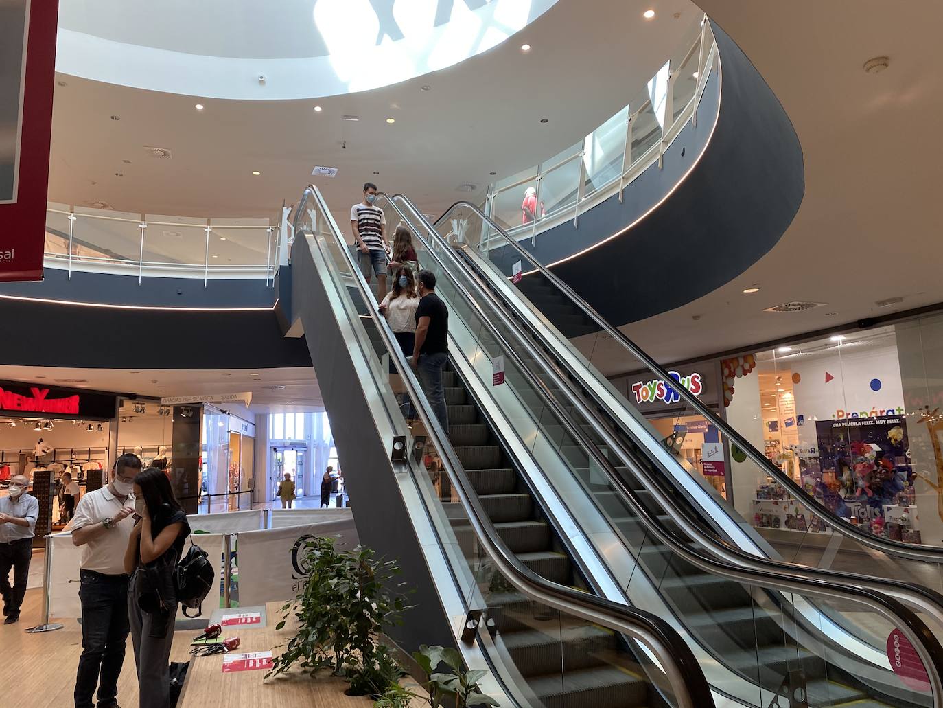 Cola para entrar en el centro comercial.