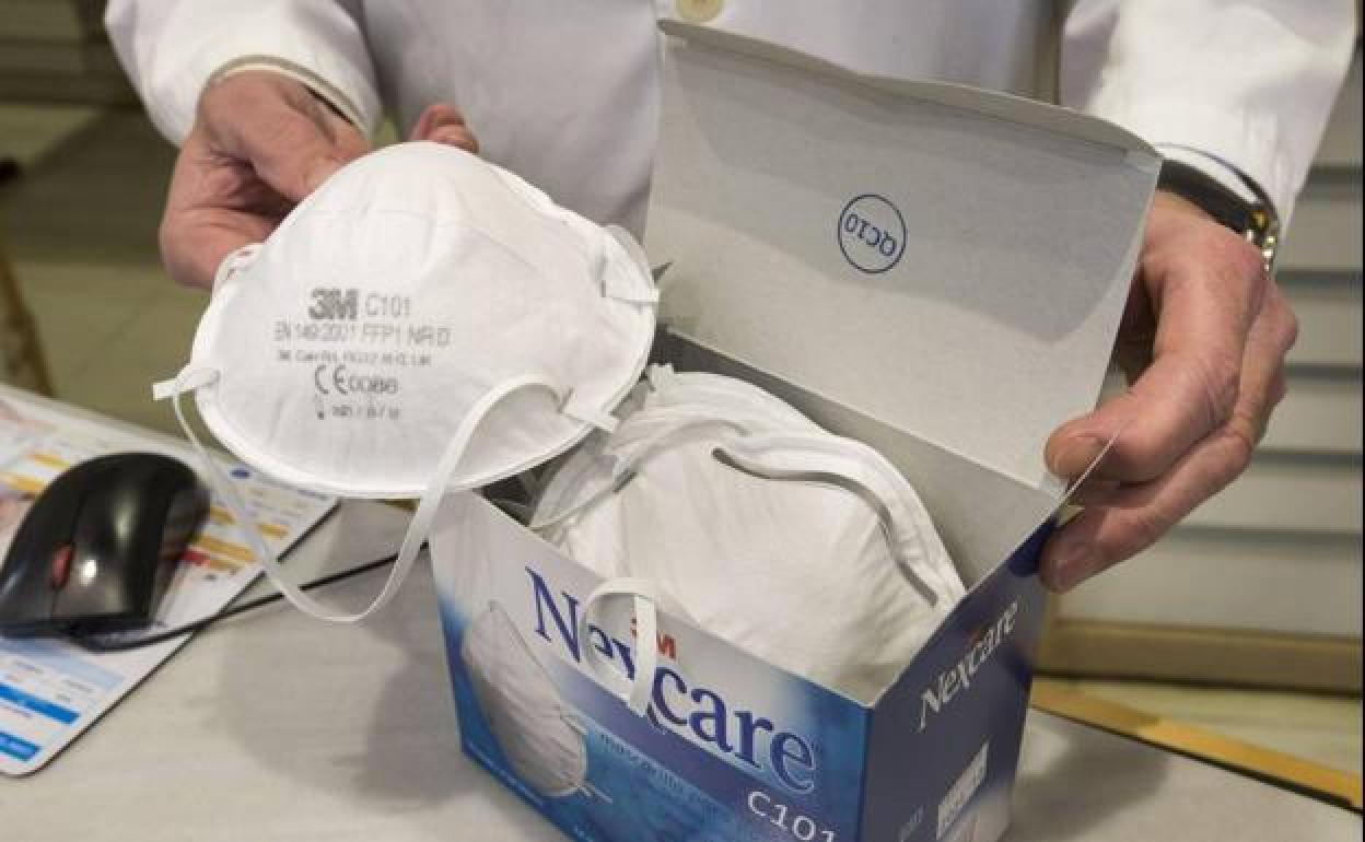 Cacabelos repartirá más de 5.000 mascarillas y botes de hidrogel a los vecinos del municipio