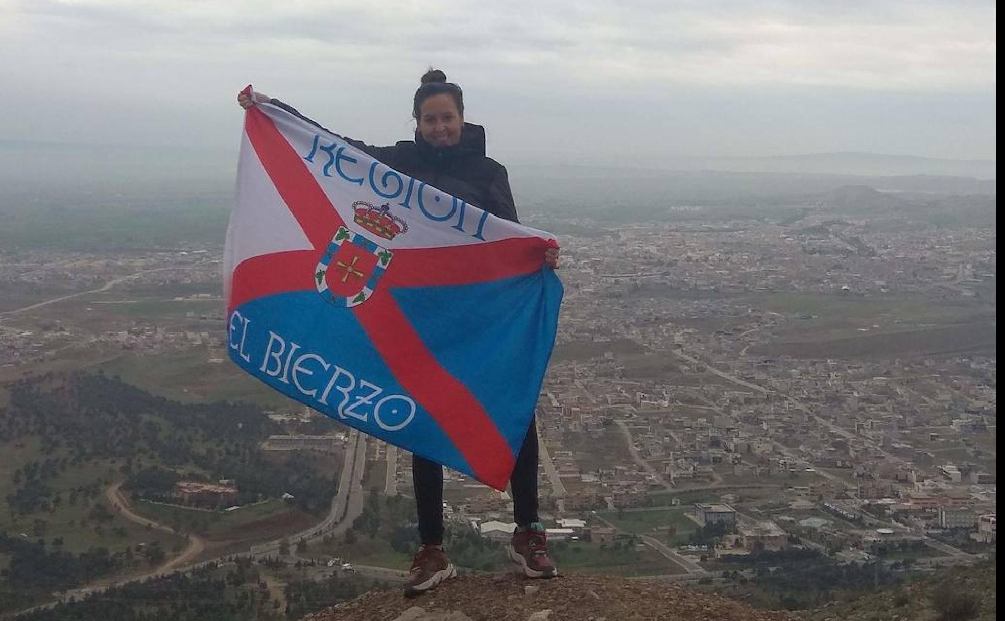 Paula, con la bandera del Bierzo, en Arabia Saudí.,