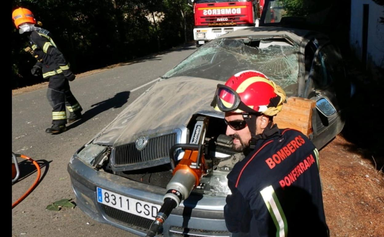 Los bomberos de Ponferrada en el lugar del siniestro.