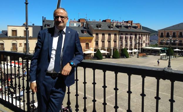 El primer edil de la capital berciana, en el balcón del Ayuntamiento.