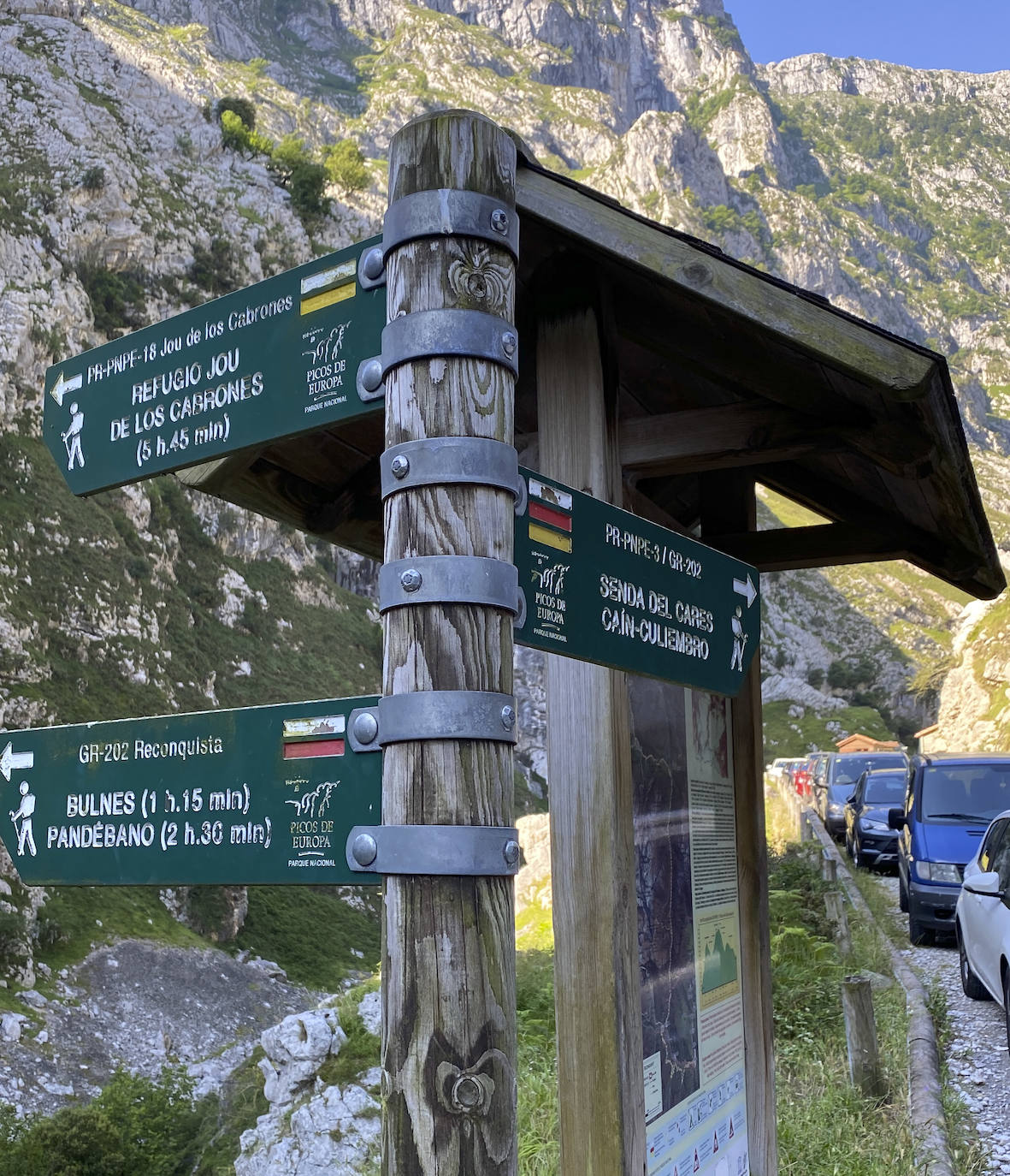 Los aficionados al senderismo han estrenado el verano y la nueva normalidad con un espléndido día para adentrarse en la montaña. El Urriellu, en los Picos de Europa, ha sido el telón de fondo mara muchos de los amantes de este deporte que ha acudido a realizar la popular Ruta del Cares. Poco a poco, el sendero va recuperando su afluencia habitual. 