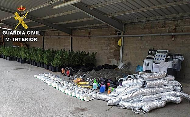 Galería. La Guardia Civil detiene a tres personas y desmantela una plantación 'indoor' de marihuana en San Miguel de las Dueñas.