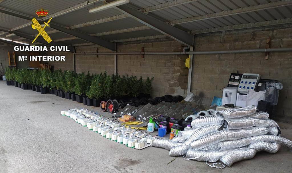 Fotos: La Guardia Civil detiene a tres personas y desmantela una plantación &#039;indoor&#039; de marihuana en San Miguel de las Dueñas