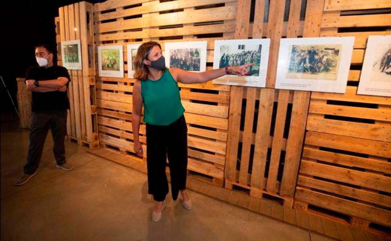 La directora del Museo, Yasodhara López, y el responsable de la exposición, Alfonso Esquivel, en la inauguración. 
